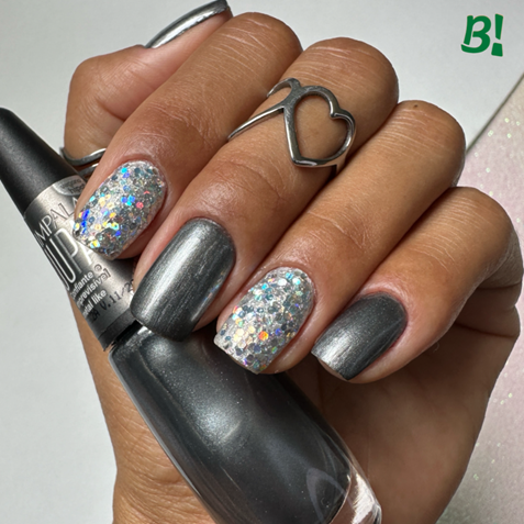 Unhas para o Carnaval: no dedo indicador e anelar - nail art com disco ball holográfico e glitter prateado.